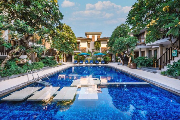 Outdoor pool, sun loungers - Rama Garden Hotel (Legian)