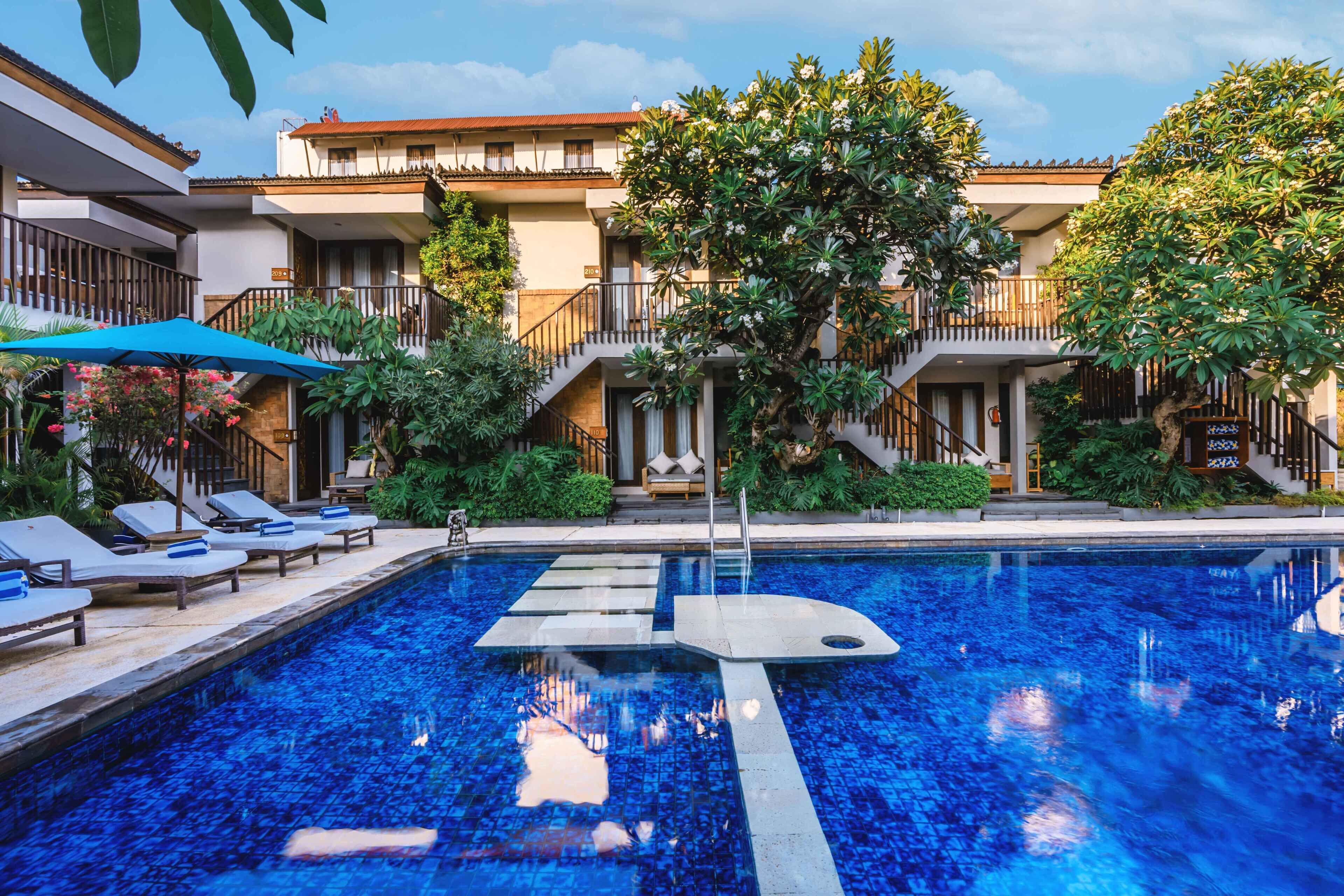 outdoor pool, pool loungers