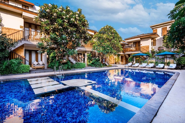 Piscine extérieure, chaises longues