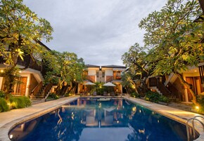 Una piscina al aire libre, sillones reclinables de piscina