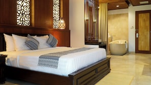 Club Room | 1 bedroom, minibar, in-room safe, desk