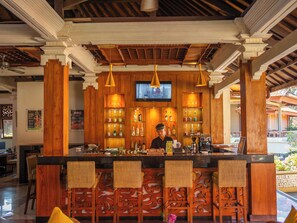 5 bars/lounges, swim-up bar, poolside bar - Bali Tropic Resort & Spa (Nusa Dua)