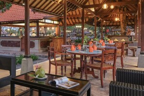 3 restaurants, breakfast served