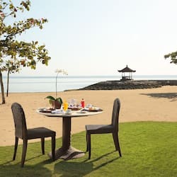 3 restaurants, serveren ontbijt
