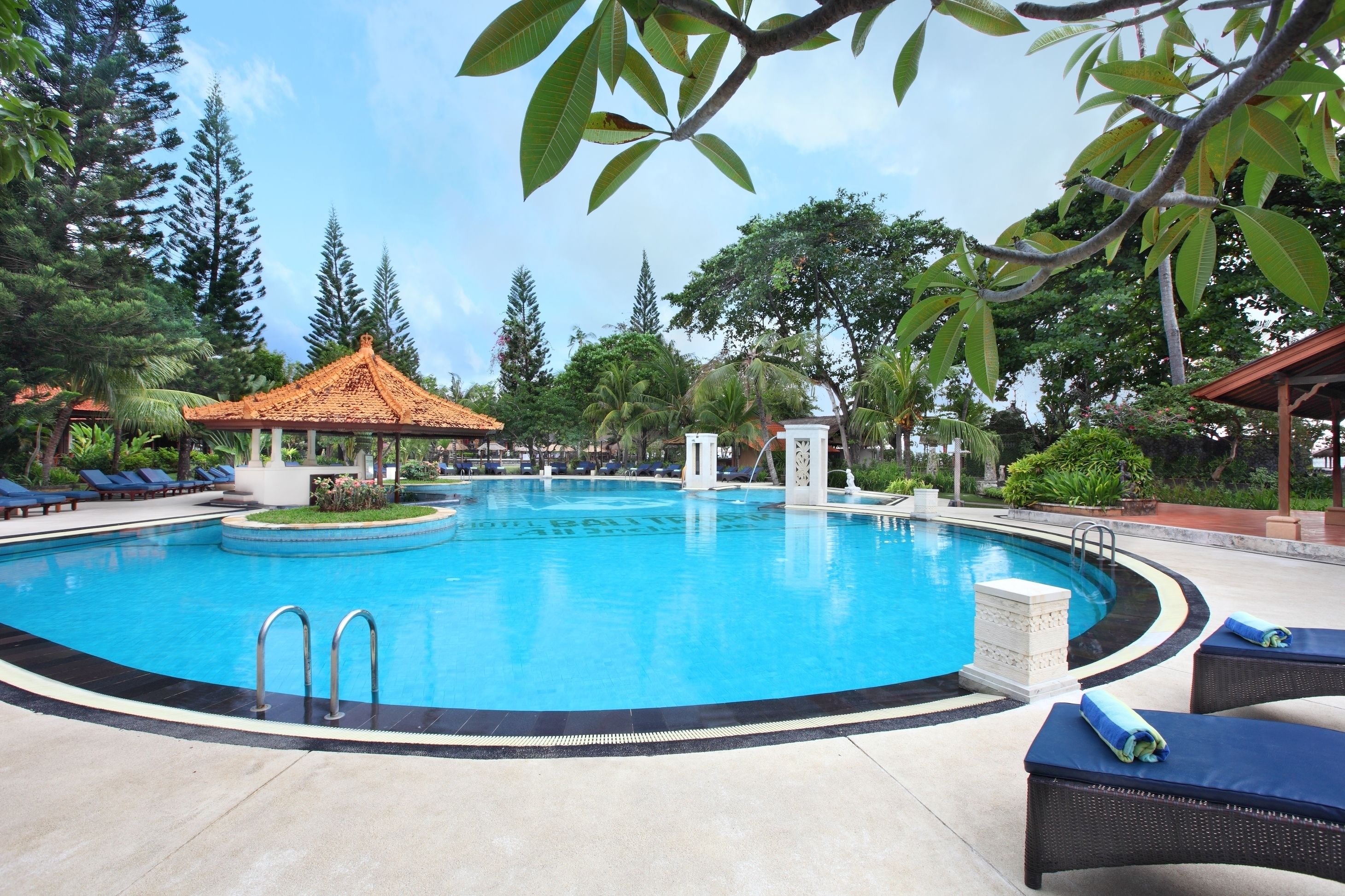 Piscine extérieure, chaises longues