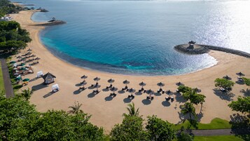 On the beach, white sand, sun loungers, beach umbrellas
