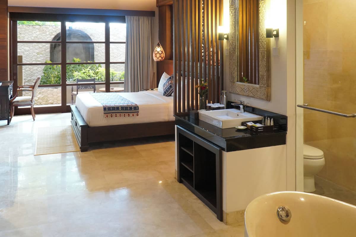 Club Room | Minibar, in-room safe, desk, blackout curtains