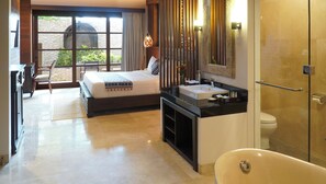 Club Room | Minibar, in-room safe, blackout drapes, free WiFi