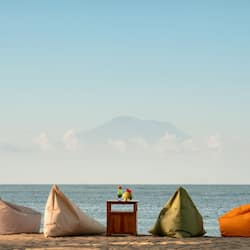 Trên bãi biển, cát trắng, ghế dài tắm nắng, massage trên bãi biển