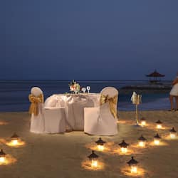 3 restaurants, serveren ontbijt