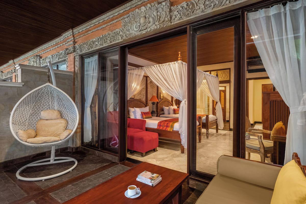 Royal Room | Minibar, in-room safe, desk, blackout curtains
