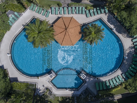 Kolam renang terbuka, kerusi lepak pantai . Bali Tropic Resort & Spa