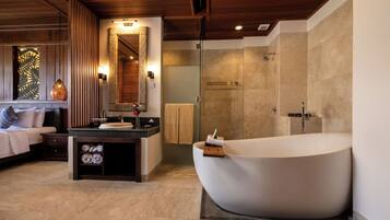 Club Room | Badezimmer | Kostenlose Toilettenartikel, Haartrockner, Hausschuhe, Seife