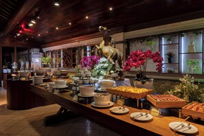 Café da manhã com buffet mediante uma taxa