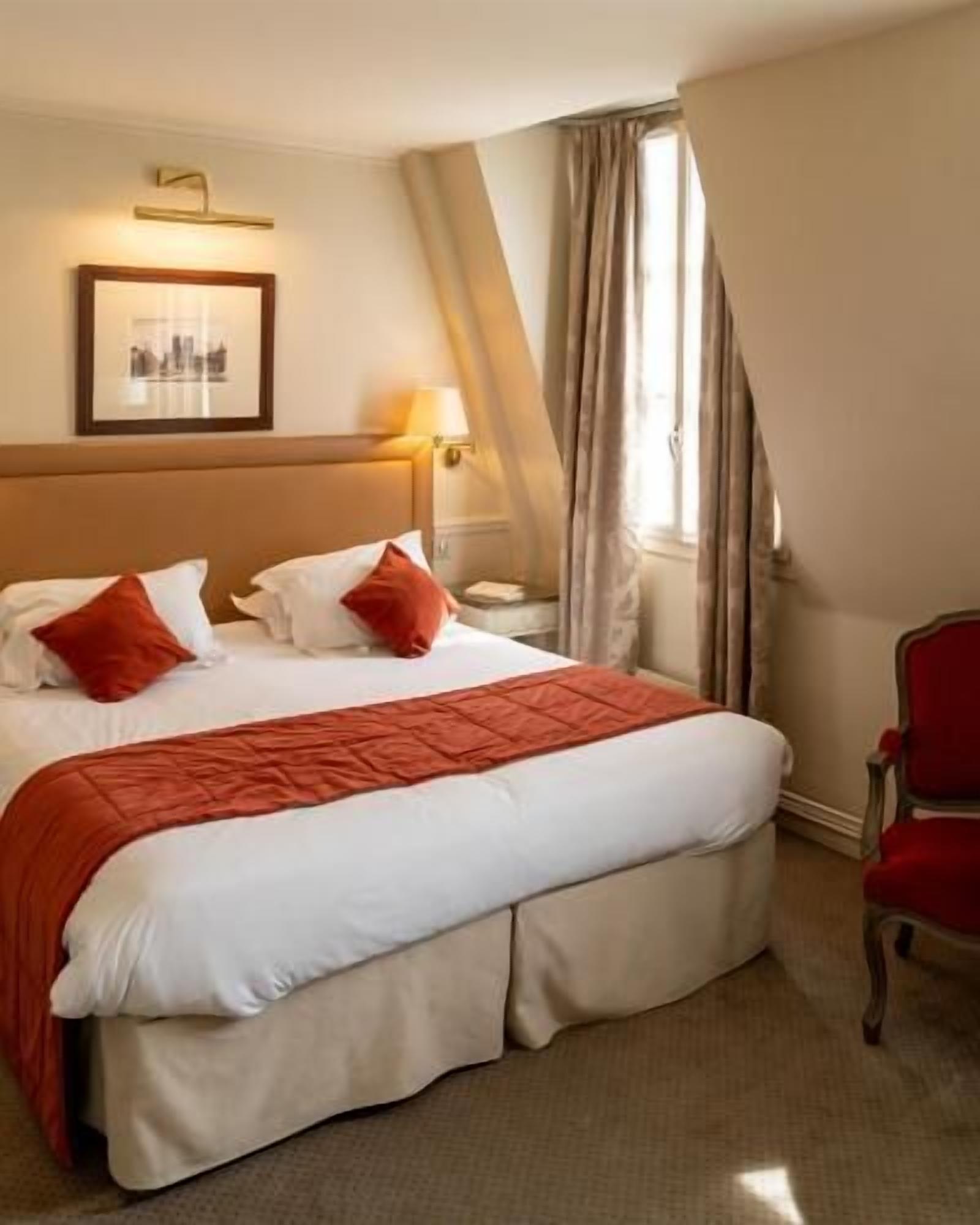 Minibar, in-room safe, desk, free WiFi