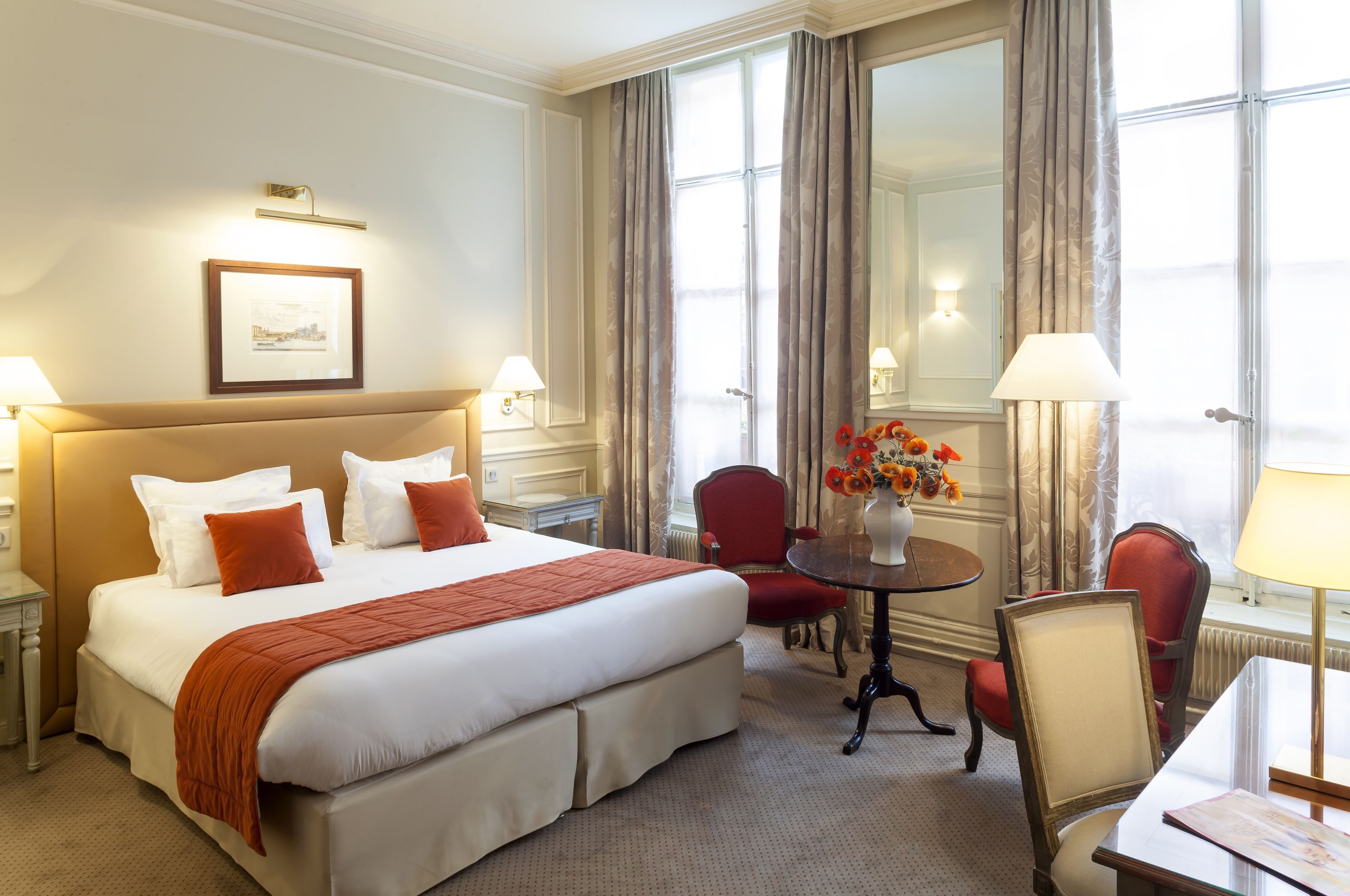 Minibar, in-room safe, desk, free WiFi