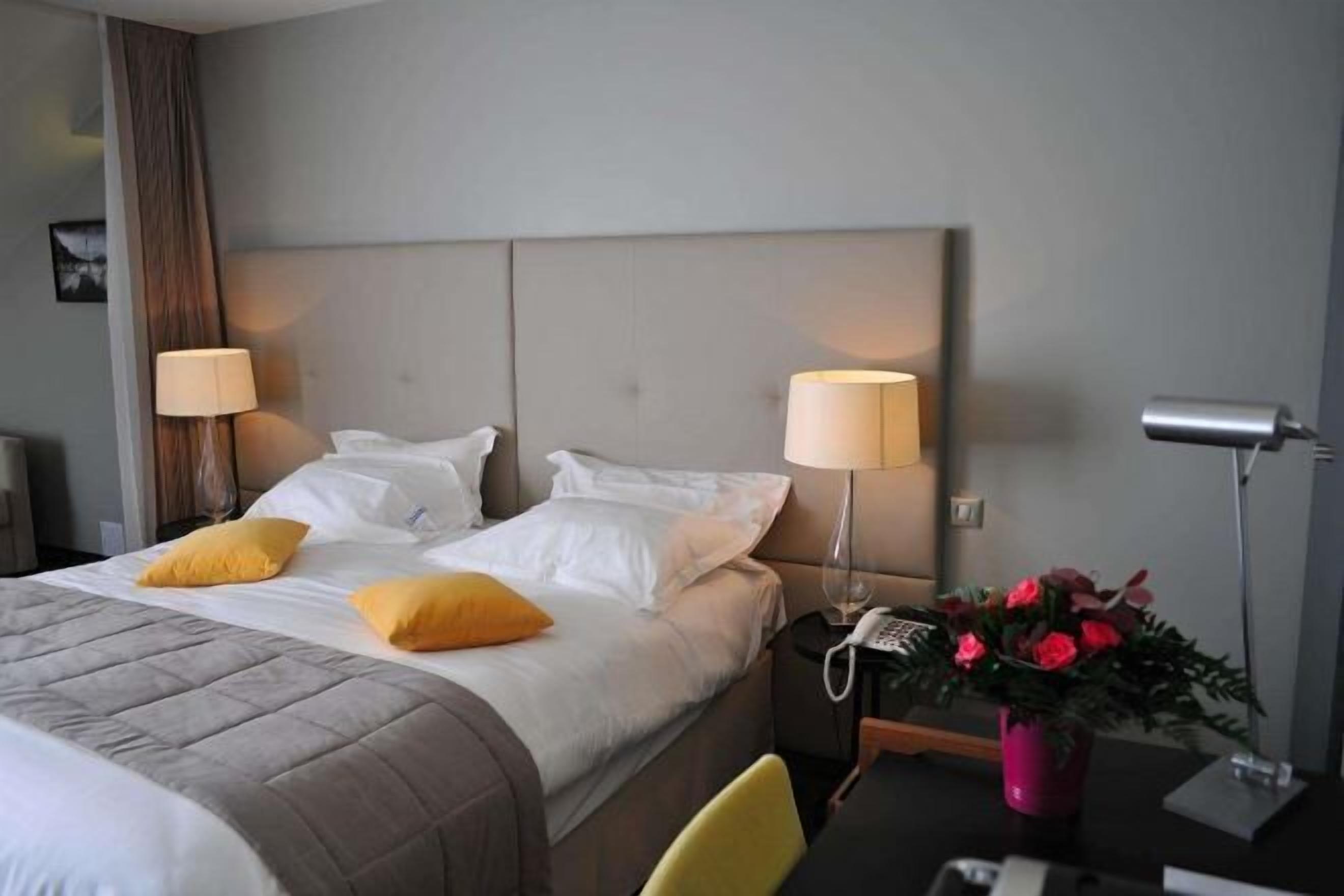 Minibar, in-room safe, desk, free WiFi