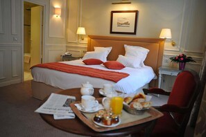 Minibar, in-room safe, desk, free WiFi - Hotel De L'Universite (Paris)