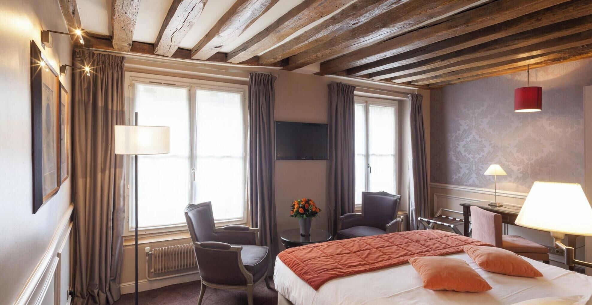 Minibar, in-room safe, desk, free WiFi