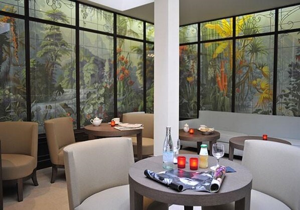 Daily continental breakfast (EUR 15 per person)