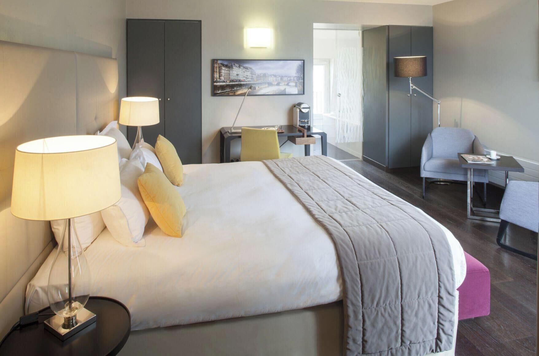 Minibar, in-room safe, desk, free WiFi