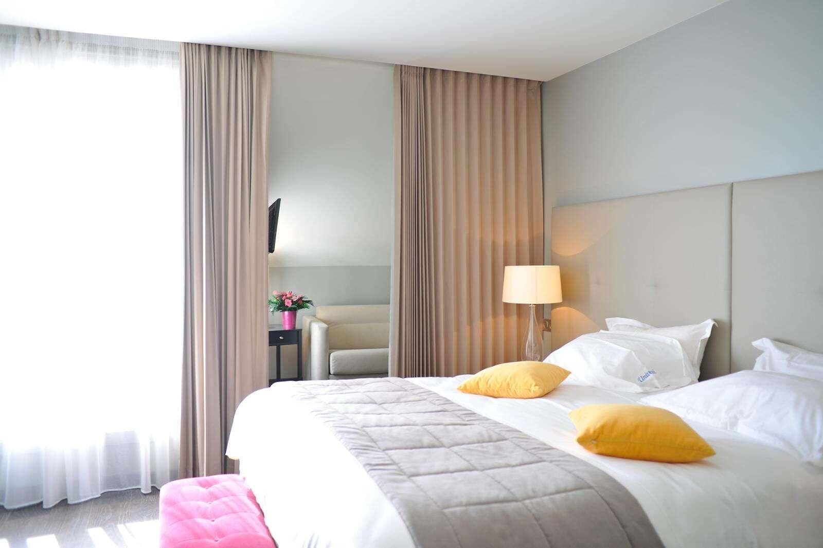 Minibar, in-room safe, desk, free WiFi