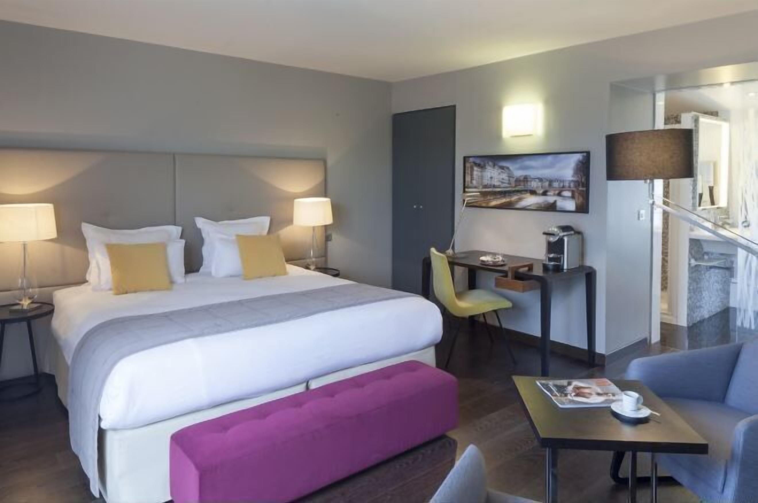 Minibar, in-room safe, desk, free WiFi
