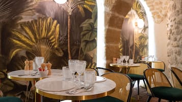 Desayuno buffet diario (EUR 18 por persona)