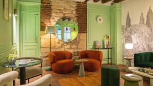 Lobby-lounge