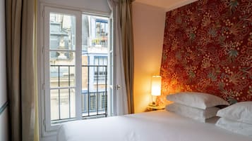 Ropa de cama de alta calidad, colchones con efecto memoria y minibar