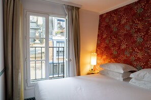 Chambre supérieure double | Literie de qualité, lit avec matelas en mousse à mémoire, minibar