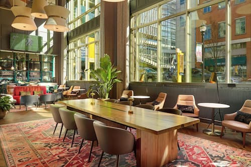 2 Bars/Lounges