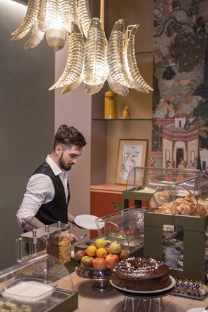 Petit déjeuner buffet (10 EUR par personne)