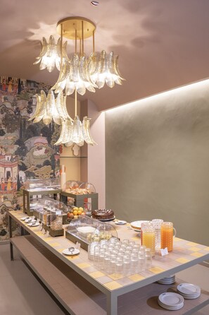 Desayuno buffet (EUR 10 por persona) 