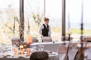 Indoor wedding - Ballygally Castle (Larne)