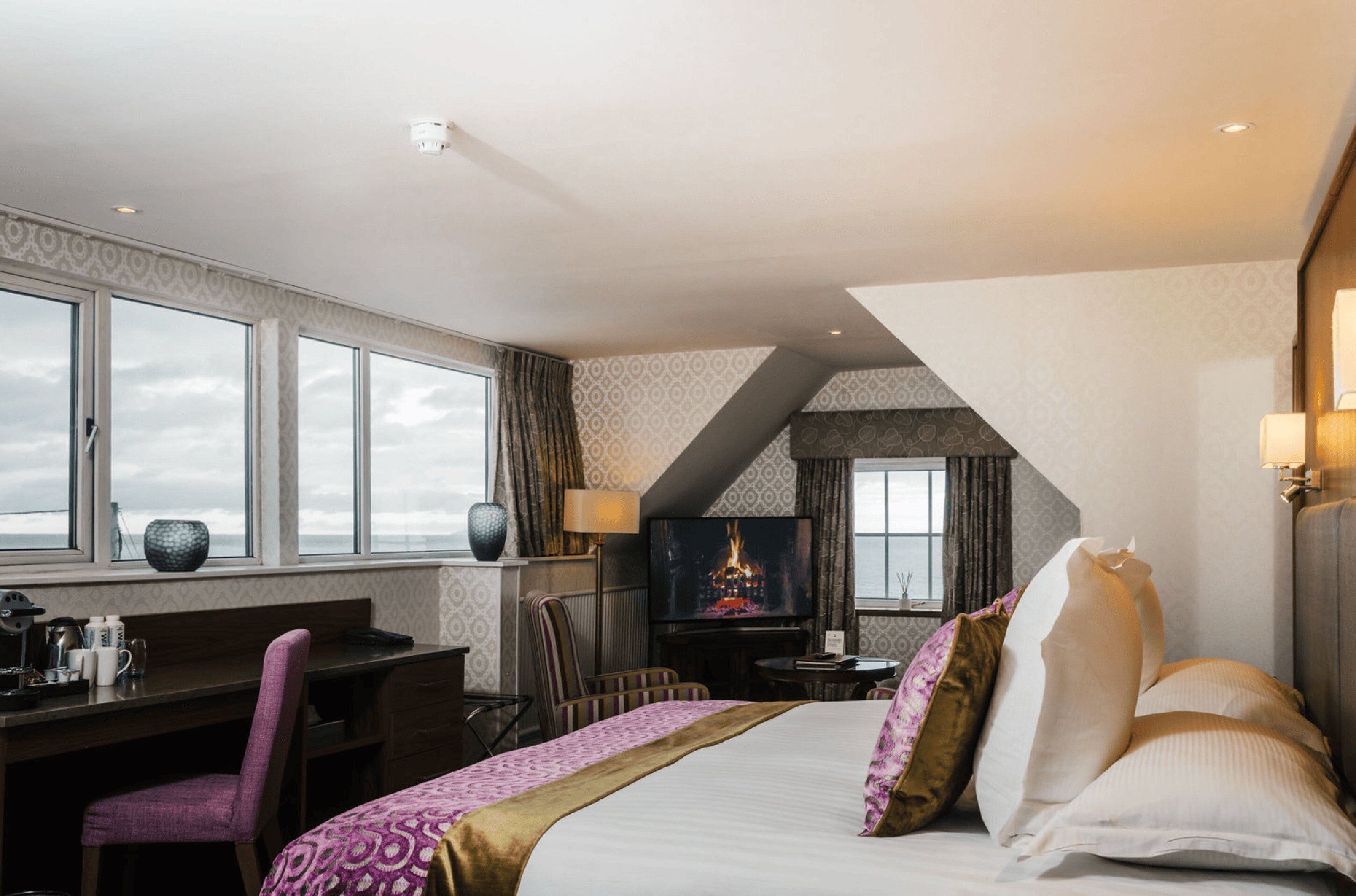 Zimmersafe, Verdunkelungsvorhänge, Bügeleisen/Bügelbrett