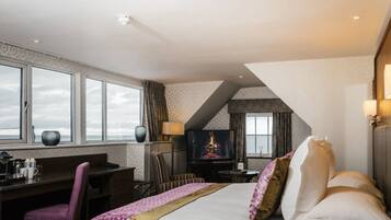 Pengeskab på værelset, mørklægningsgardiner, strygejern/strygebræt