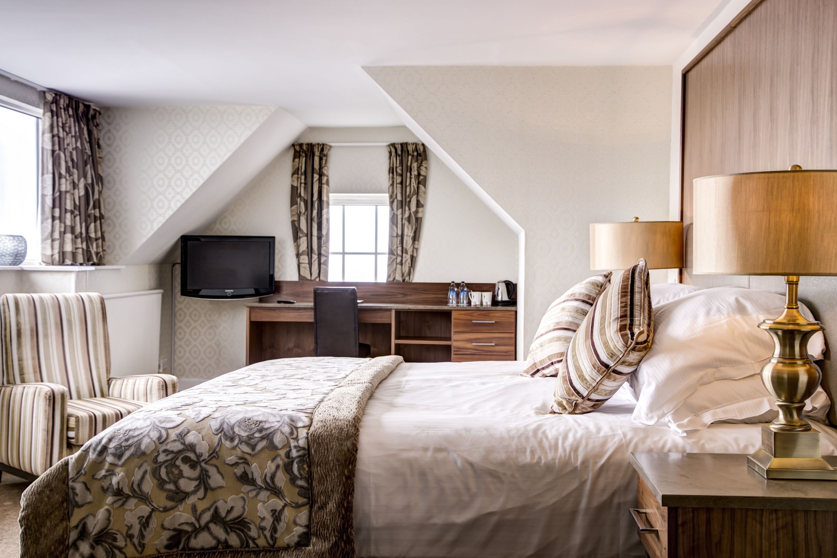 junior suite, 1 king bed | in-room safe, blackout curtains, iron/ironing board