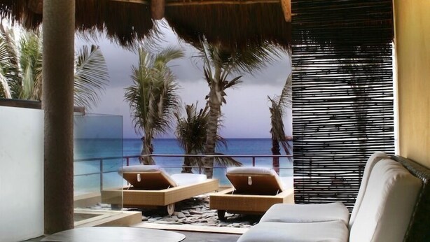 Suite, 1 King Bed, Ocean View | Living room | Plasma TV - Mosquito Beach (Playa del Carmen)