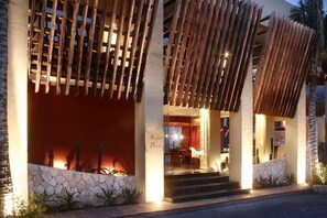 Façana frontal de l'allotjament (vespre/nit)