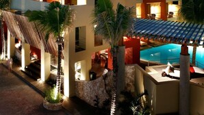 Outdoor pool, pool umbrellas - Mosquito Beach (Playa del Carmen)