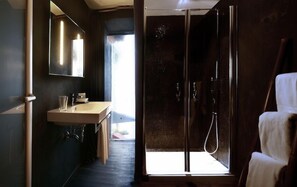 Combined shower/tub, designer toiletries, hair dryer - Mosquito Beach (Playa del Carmen)