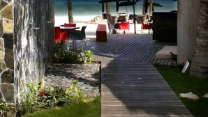 Outdoor dining - Mosquito Beach (Playa del Carmen)