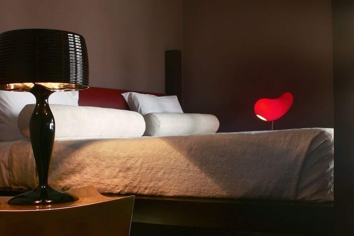 Deluxe Room, 1 King Bed | Premium bedding, minibar, in-room safe, desk