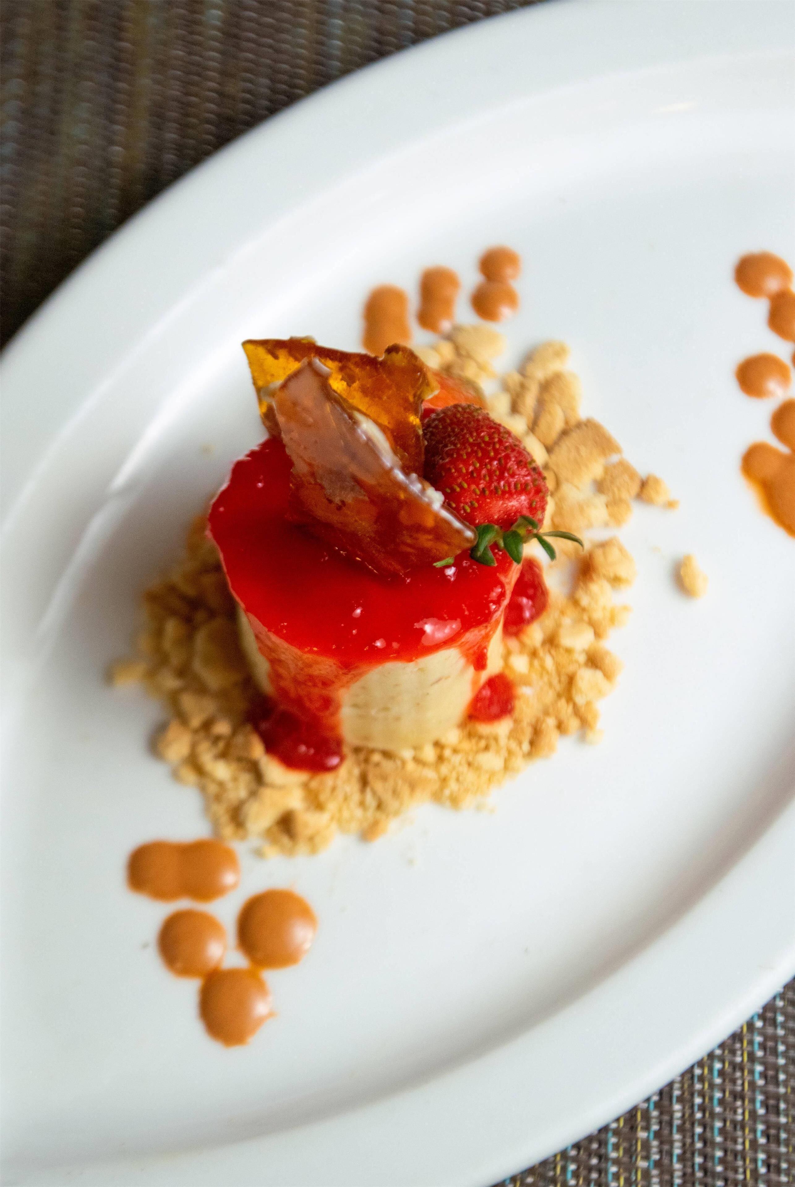 Un postre sobre un plato blanco con un mantel texturizado.