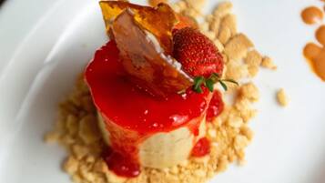 Un postre sobre un plato blanco con un mantel texturizado.