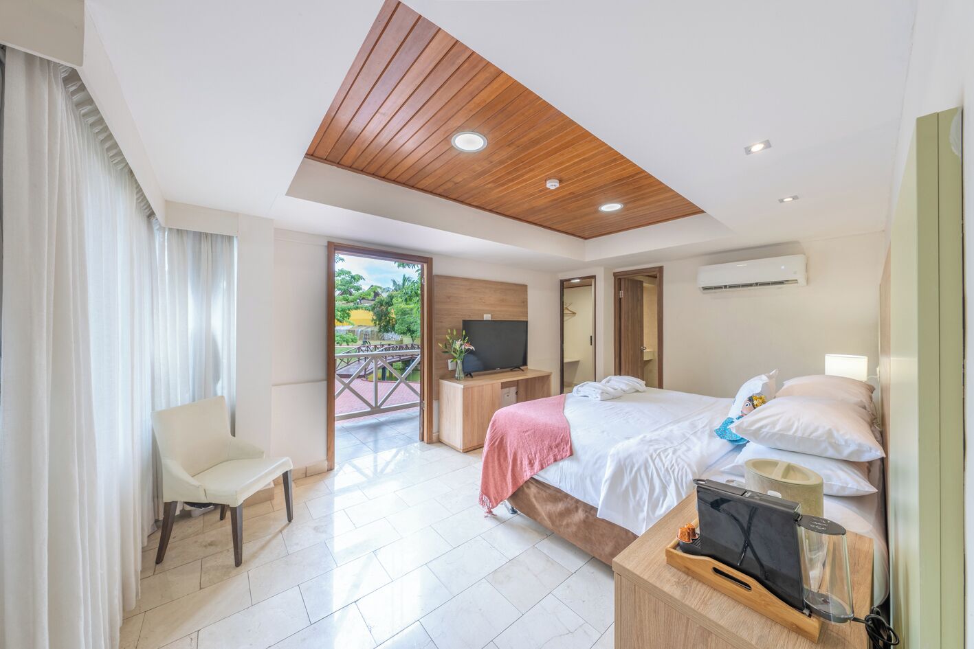 Seprai premium, selimut bulu angsa, brankas, dan meja kerja