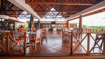 2 restaurants; breakfast, lunch, and dinner served