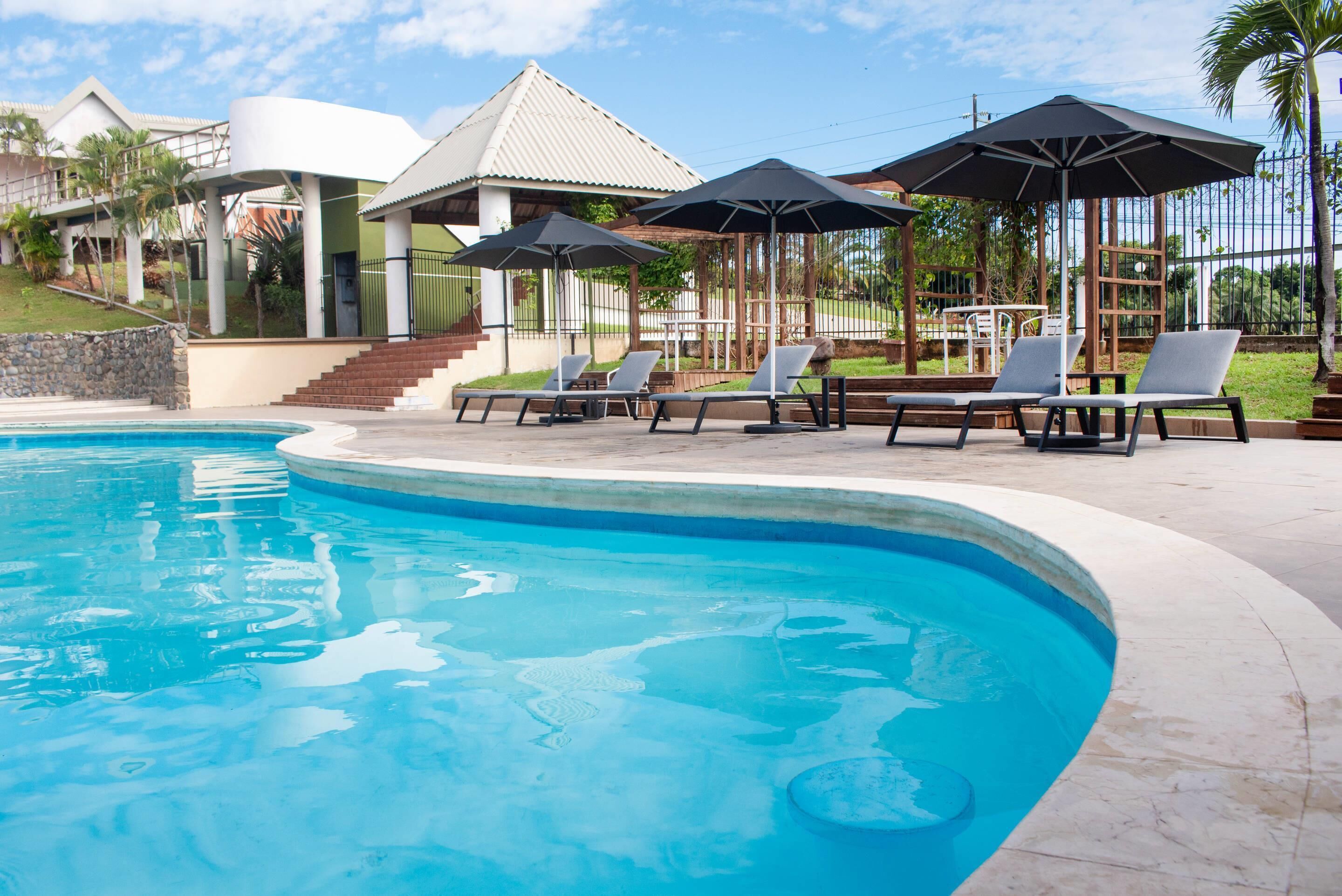 Piscine extérieure, parasols de plage, chaises longues