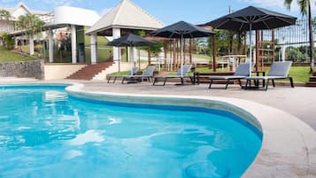 Piscine extérieure, parasols de plage, chaises longues